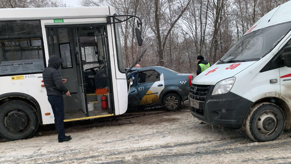 В районе Сити Молла в Белгороде после столкновения автобуса и такси погиб человек