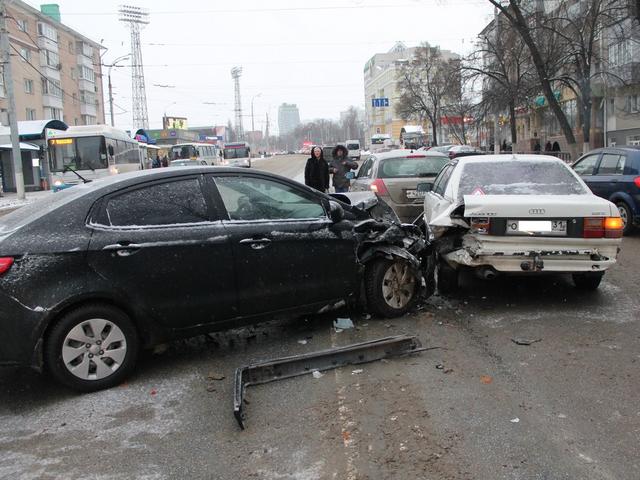 В центре Белгорода столкнулись три иномарки