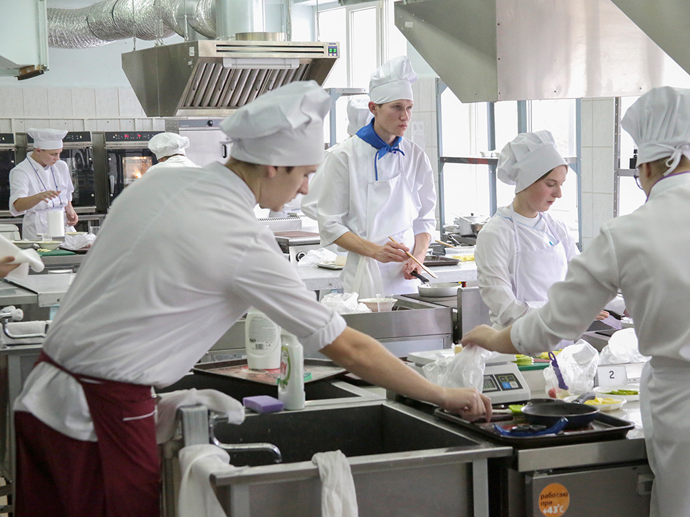 Участники кулинарного соревнования в конкурсе «Абилимпикс». Фото Вадима Заблоцкого