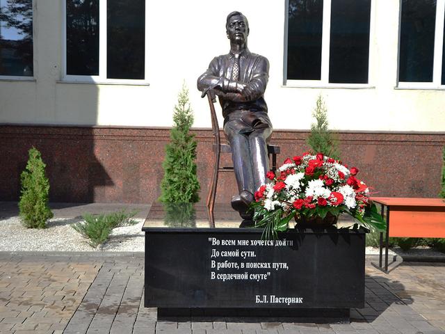 В Белгороде открыли памятник Борису Пастернаку