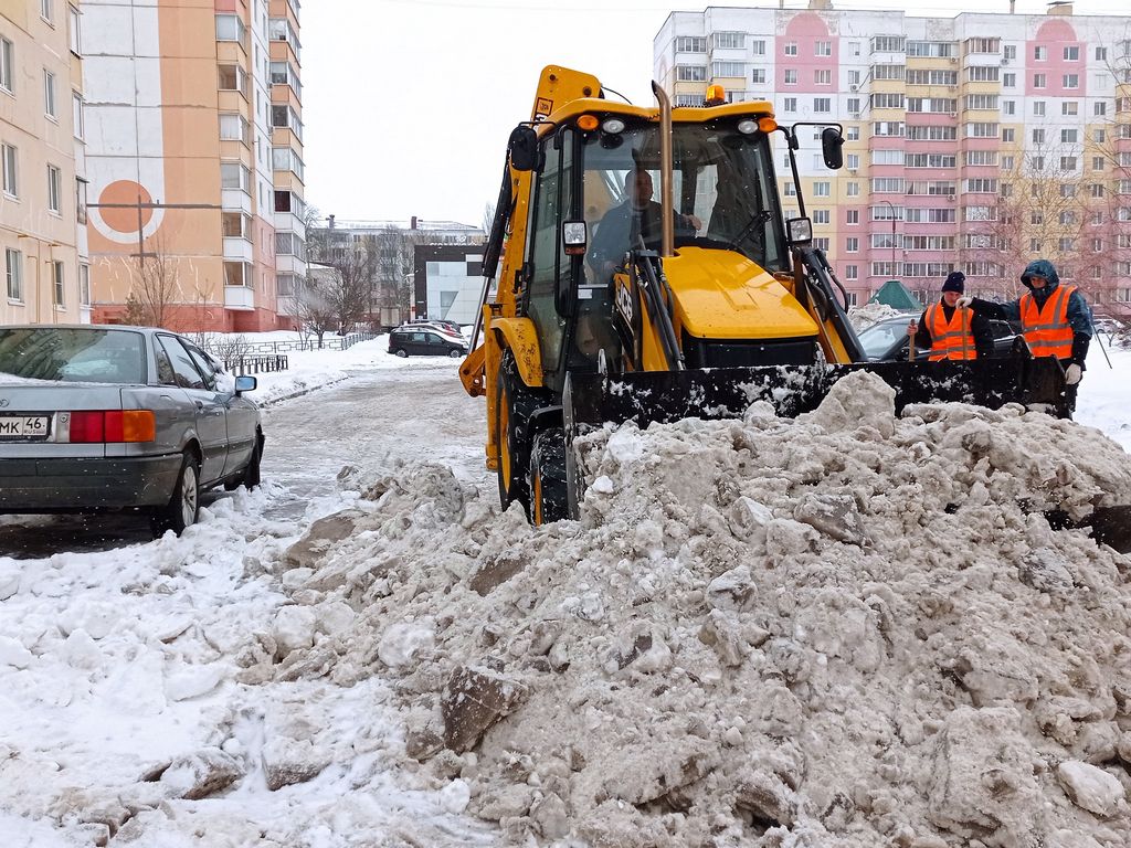 Как в Белгородской области расчищают дворы от снега