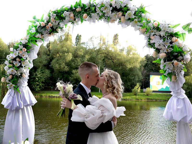 В Белгороде, на набережной Везёлки в парке Победы, поженились 5 пар молодожёнов