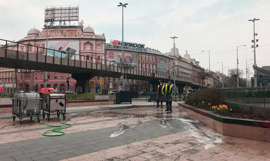 Дезинфекция улиц в Будапеште