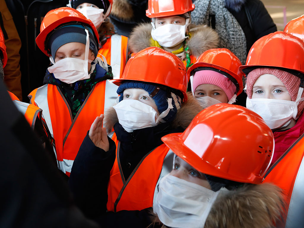 В землю или под пресс: что увидели белгородские школьники на мусоросортировочном заводе