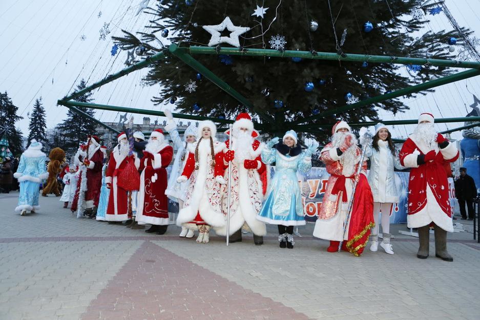 По Белгороду прошлись Деды Морозы и Снегурочки - Изображение 9