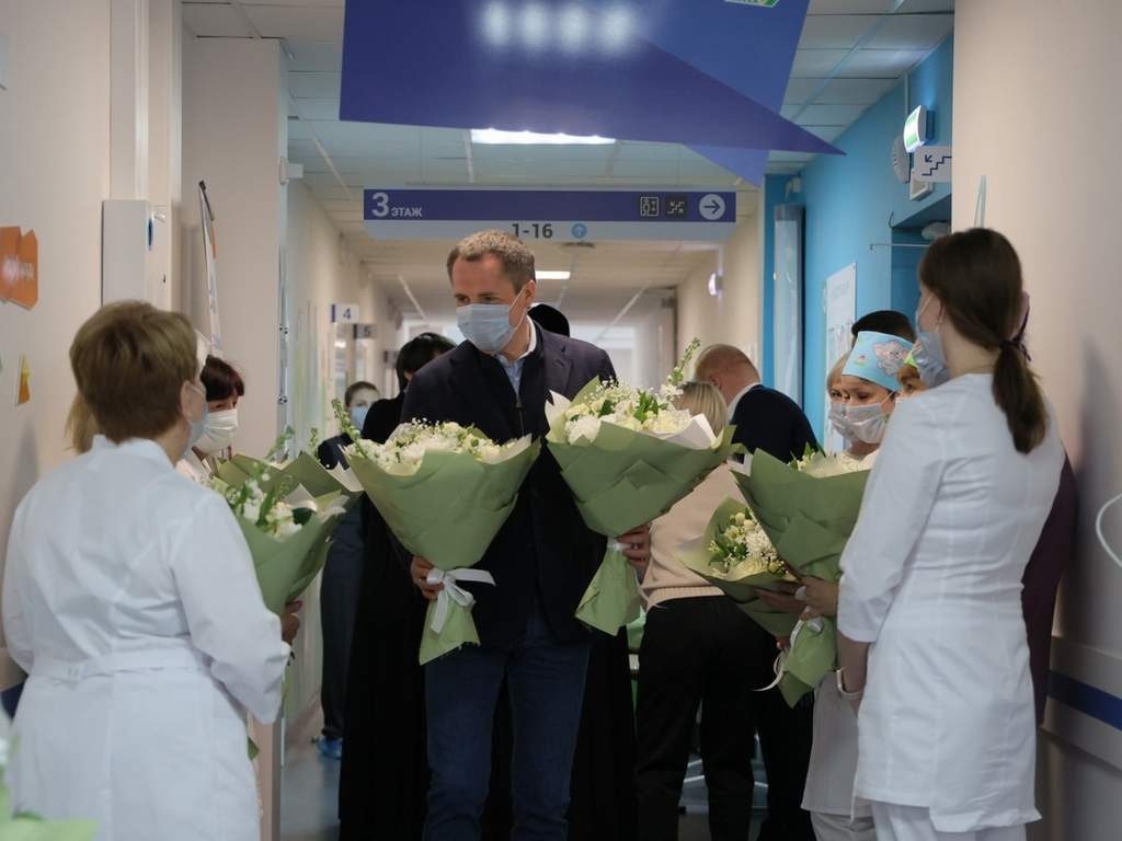 Вячеслав Гладков навестил пациентов онкогематологического отделения детской больницы