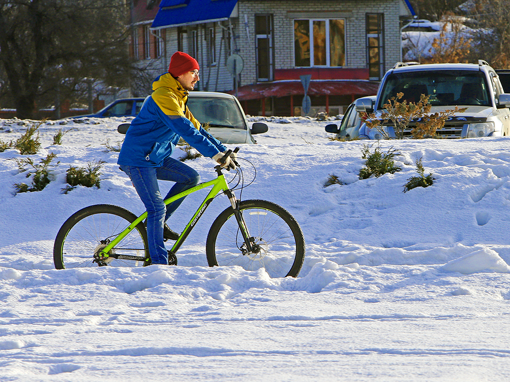 Зима какие велосипеды. Зимний велосипед. Велосипед для зимы. На Велике зимой. Катание на велосипеде зимой.