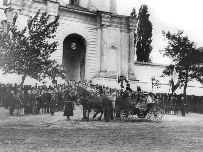 Николая II встречают у Свято-Троицкого монастыря. Белгород, май 1904 года. Фото belgorod.doguran.ru