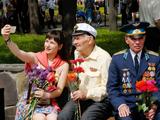 Кадры Дня Победы в Белгороде: парад и «Бессмертный полк» - Изображение 8