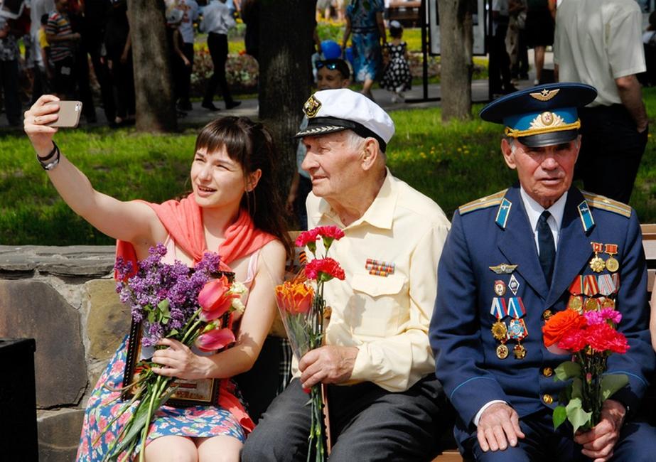 Кадры Дня Победы в Белгороде: парад и «Бессмертный полк» - Изображение 8