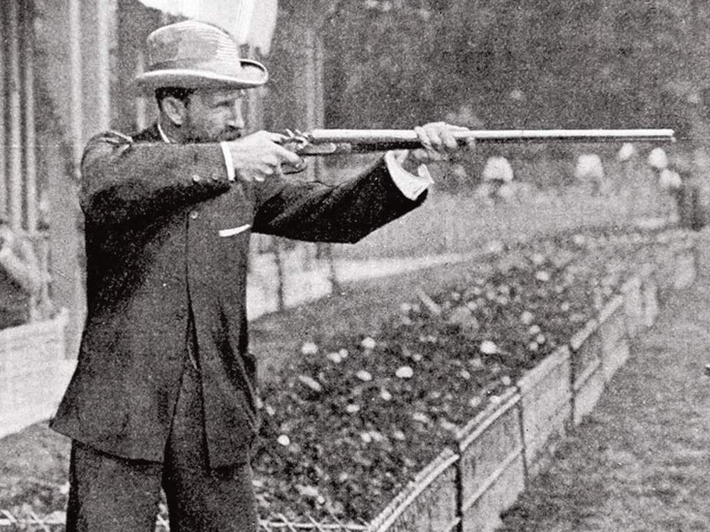 Стрельба по голубям. На соревнованиях в Париже в 1900 году было убито около 400 птиц.