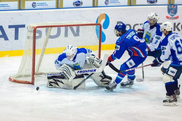 Белгородские хоккеисты проиграли на выезде в Ленинградской области