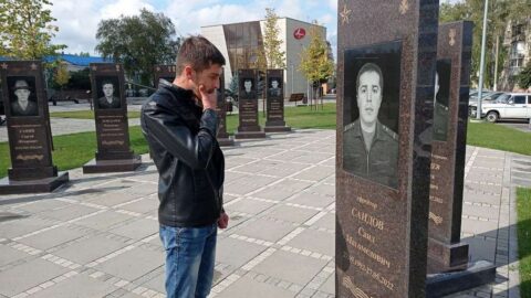 Магомед Саидов у памятника брату