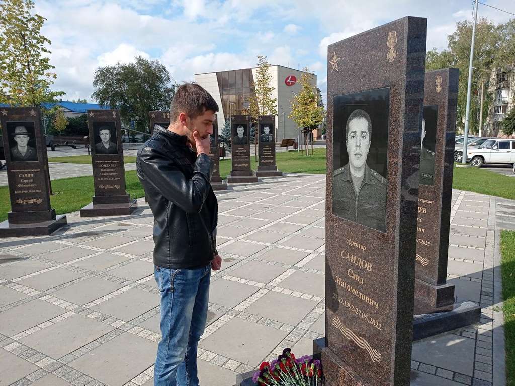 Магомед Саидов у памятника брату