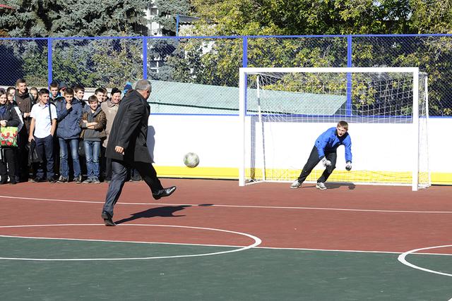 Сердюков забил первый гол на новой спортплощадке в Белгороде