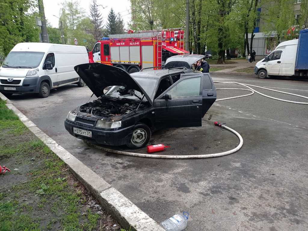 В Белгороде на улице Железнякова загорелась машина