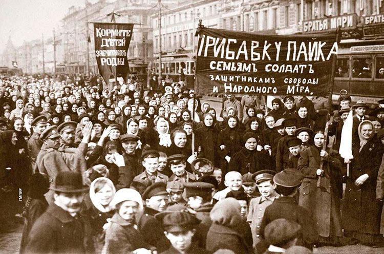 Демонстрация работниц Путиловского завода в первый день революции. Петроград, 1917 год