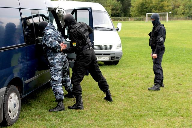 Таможенный СОБР и кинологи выступили перед белгородскими подростками