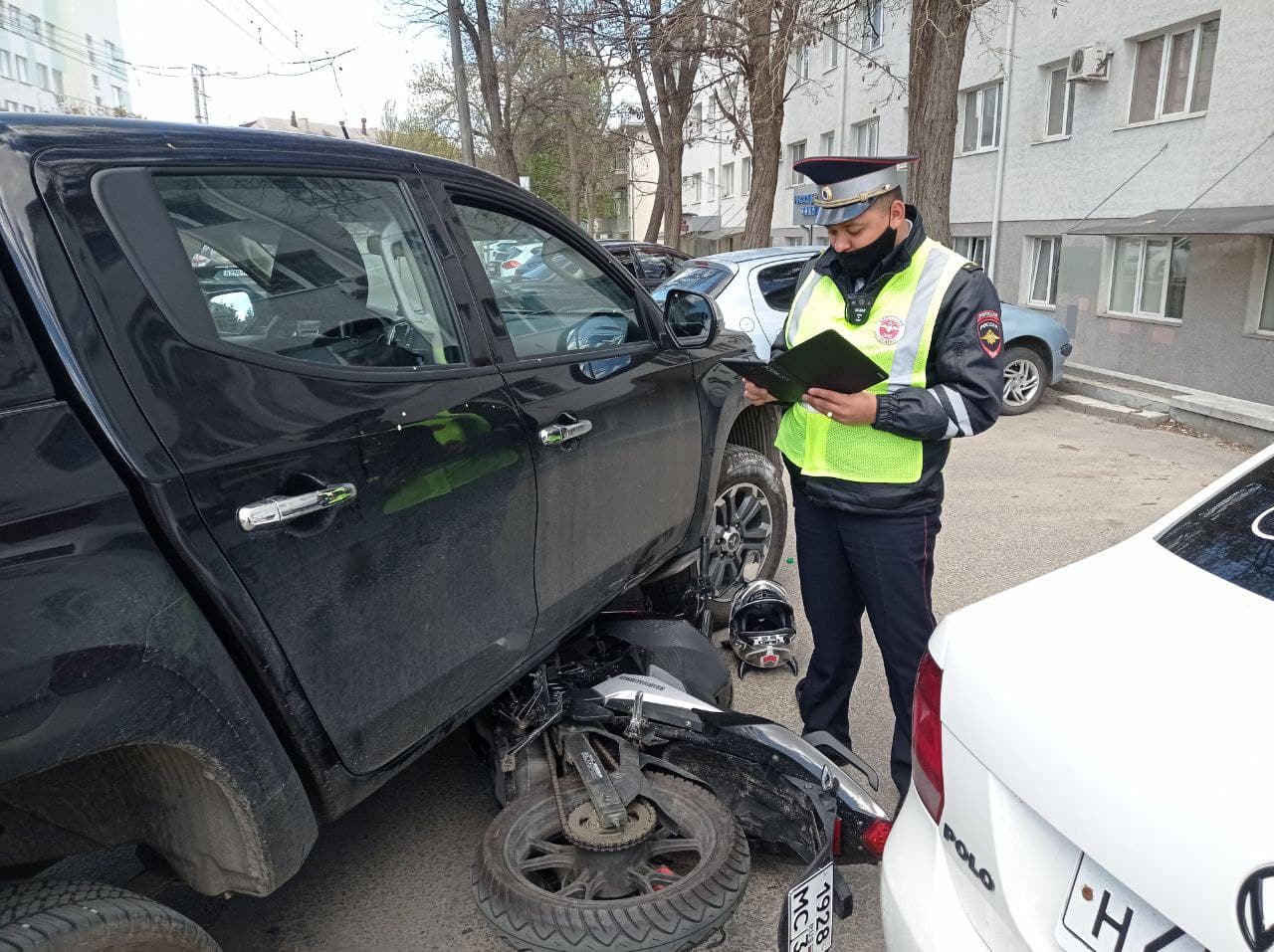 В Белгороде на улице Садовой девушка на мотоцикле столкнулась с внедорожником