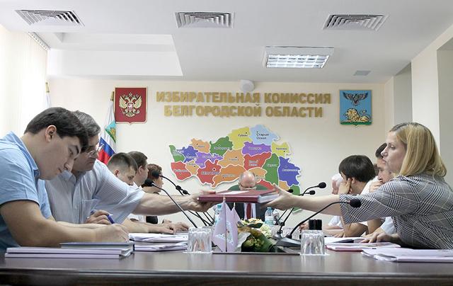 Евгений Савченко передал в избирком документы для регистрации кандидатом в губернаторы