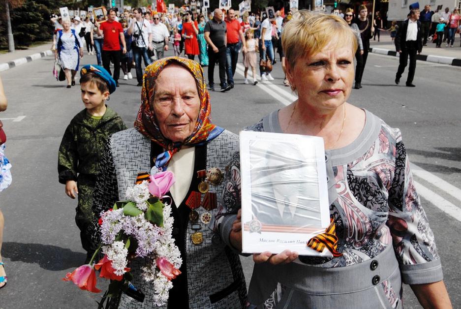 Кадры Дня Победы в Белгороде: парад и «Бессмертный полк» - Изображение 42