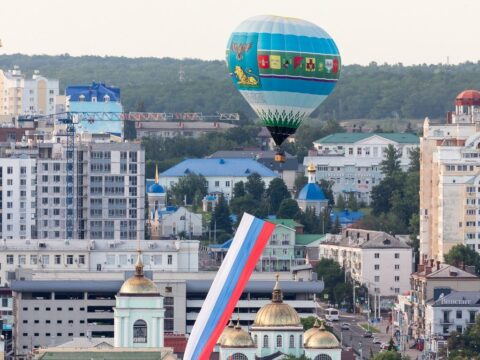 Аэростат пронёс над Белгородом огромный флаг России (фоторепортаж)