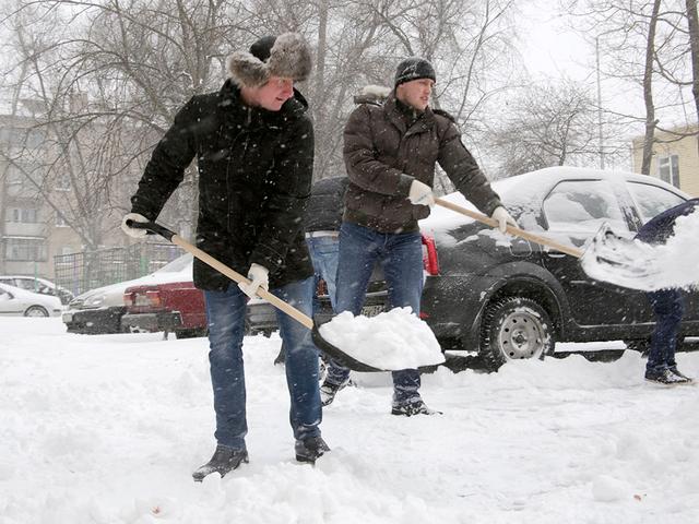Белгородские волонтёры помогают коммунальным службам чистить снег