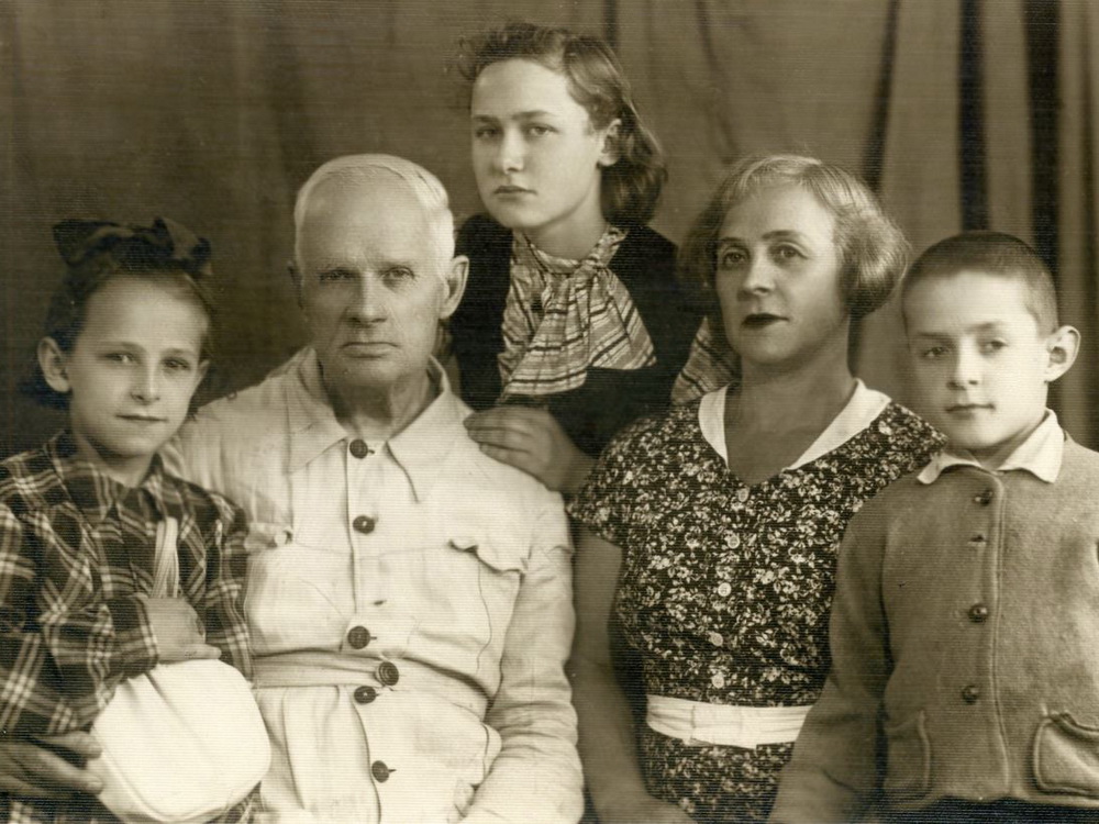 Фёдор Чукмасов с семьей. Фото из семейного архива предоставлено Александром Зотовым