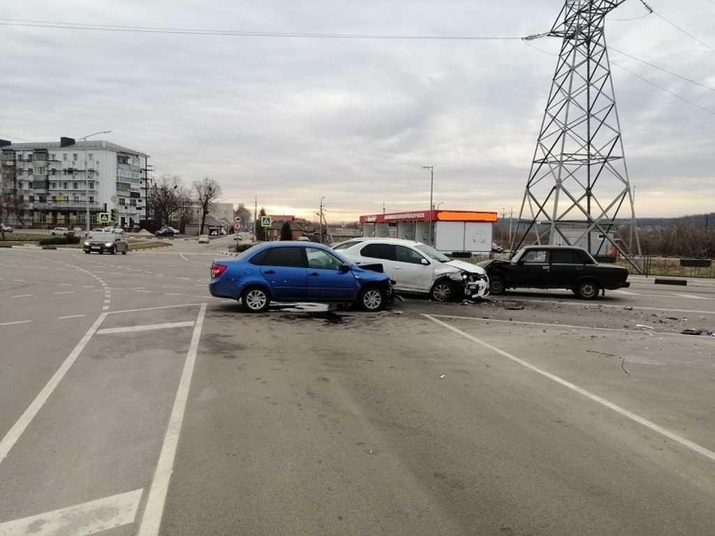 В Шебекино при ДТП с тремя машинами пострадали две женщины