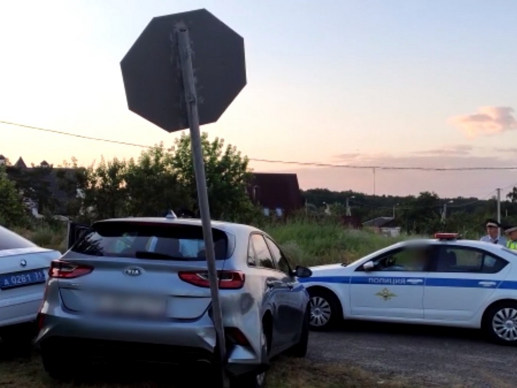 В Белгороде водитель иномарки, пытаясь уйти от погони, повредил две машины ДПС