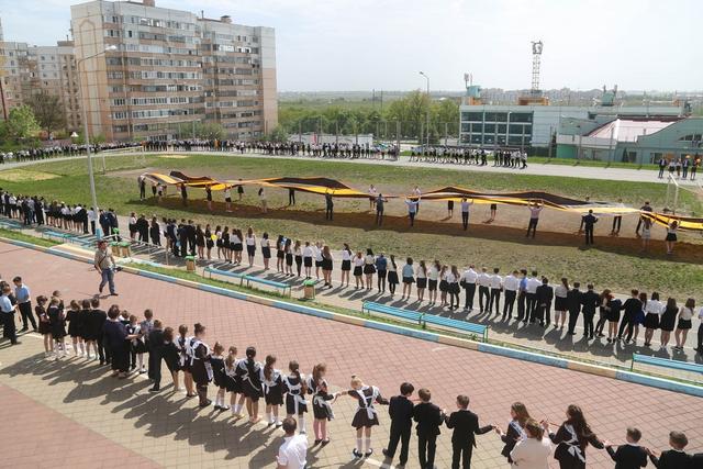Белгородские школьники сделали гигантскую георгиевскую ленту (видео)