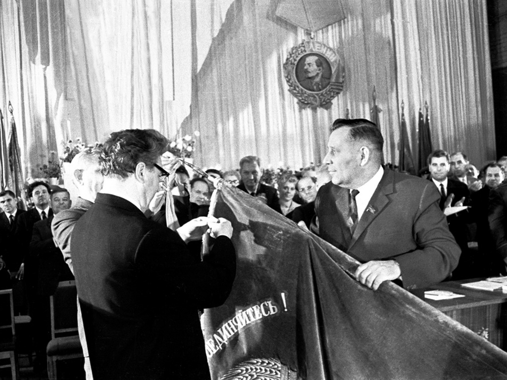 1 сентября 1967 года – секретарь ЦК КПСС П. Н. Демичев прикрепляет к знамени области орден Ленина, справа – первый секретарь обкома партии Н. Ф. Васильев