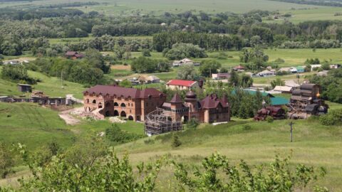 Вид с горы на паломнический дом и жилище отца Феодора. «Новый Иерусалим», село Сухарево