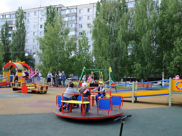 В Губкине открыли первую игровую площадку для детей с ограниченными  возможностями здоровья*. Новости экономики Белгорода