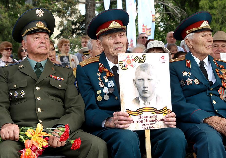 Кадры Дня Победы в Белгороде: парад и «Бессмертный полк» - Изображение 39