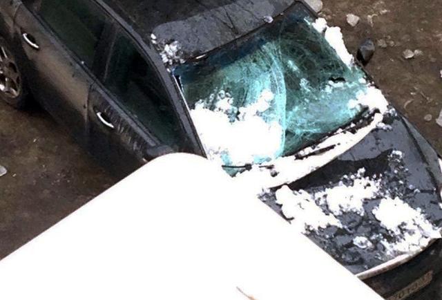 В Белгороде упавший с крыши снег помял сразу несколько легковых авто