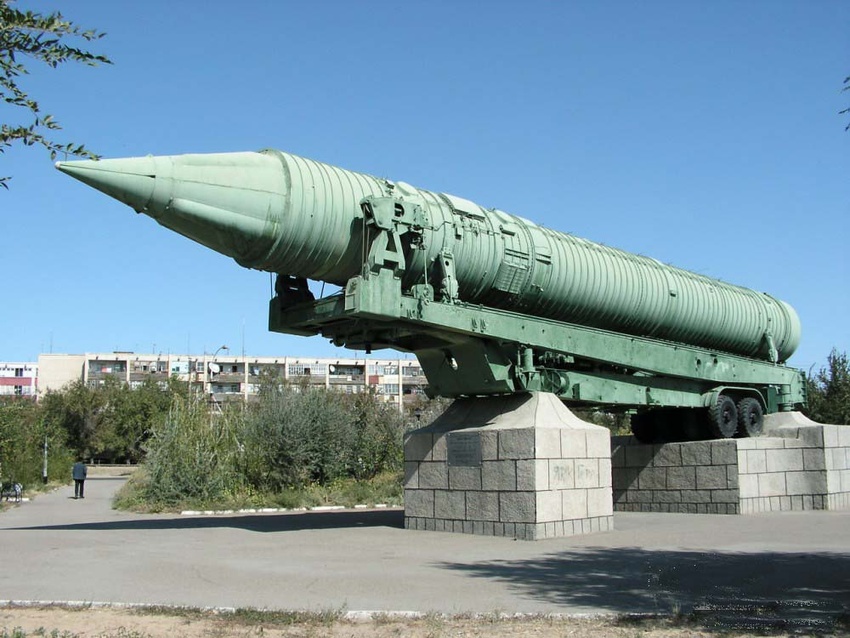 Памятник ракете конструкции академика Янгеля в Байконуре