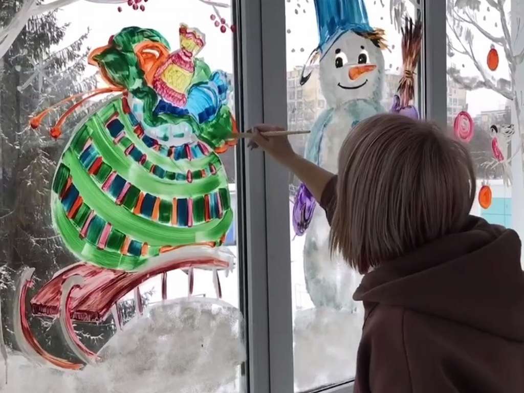 В Белгороде областную детскую больницу украсили к Новому году