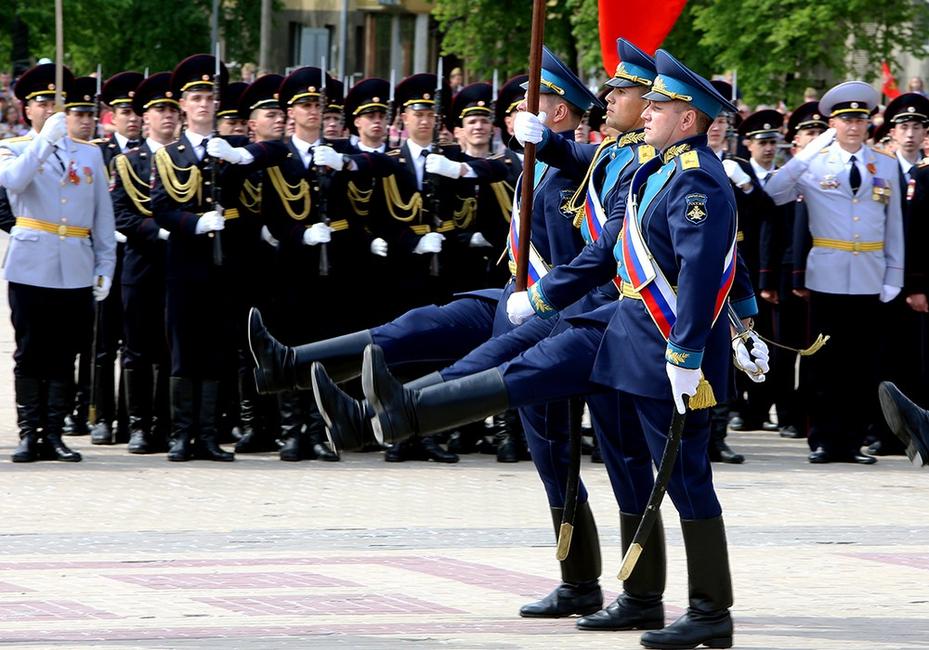 Кадры Дня Победы в Белгороде: парад и «Бессмертный полк» - Изображение 28