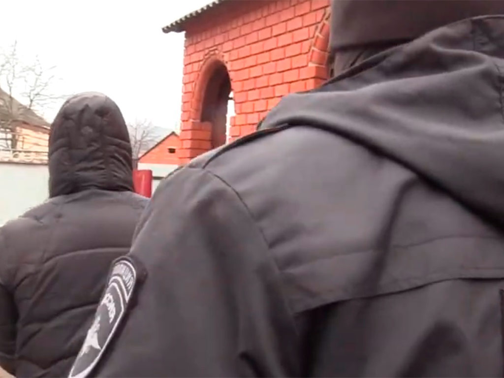 В Белгородской области задержали отца и сына, подозреваемых в обороте наркотиков и оружия