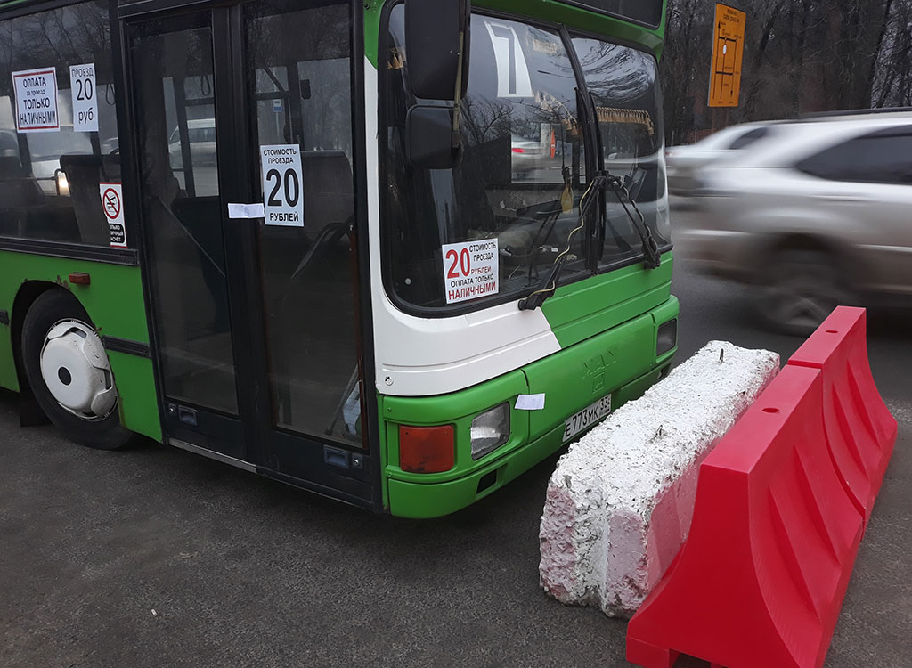 В Белгороде на остановке «Энергомаш» заблокировали пассажирский автобус