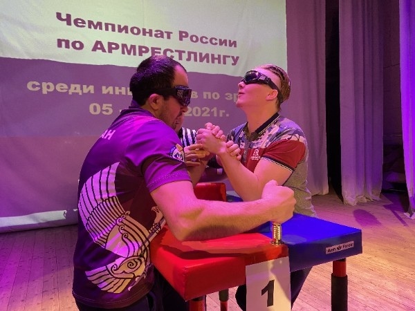 Два белгородца с нарушением зрения стали чемпионами России по армрестлингу