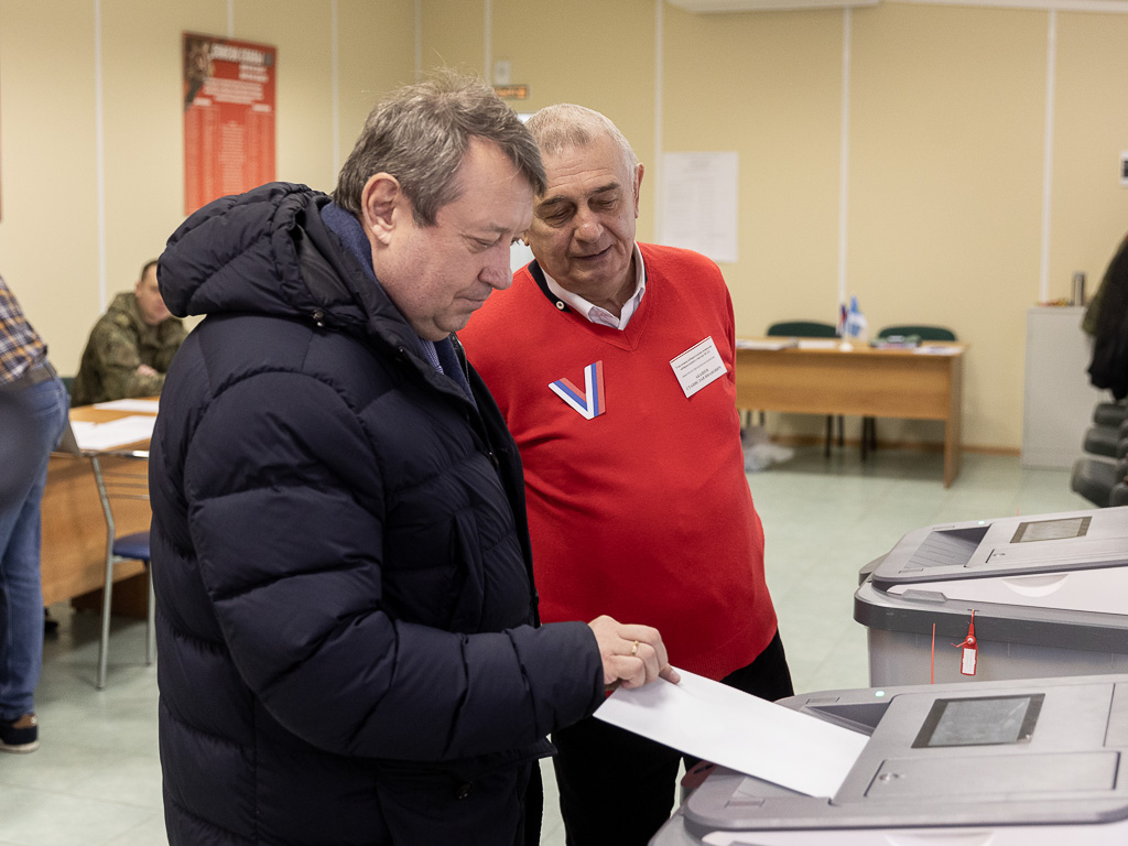 В Белгороде на выборах президента России проголосовал депутат Госдумы Валерий Скруг