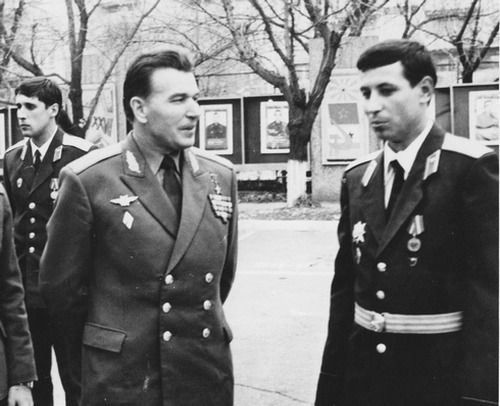 Генерал-майор авиации Николай Антошкин  и старший лейтенант Сергей Маликов