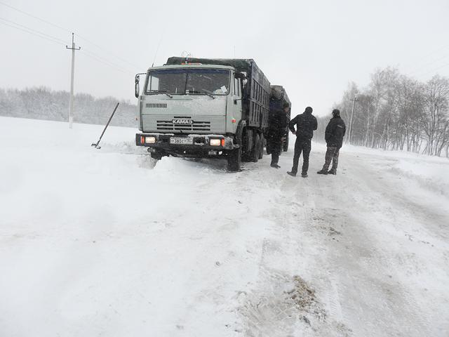 Сегодня утром на двух трассах в Волоконовском районе застряли фуры