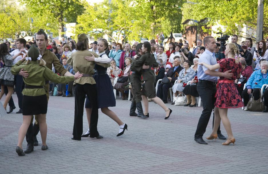 Накануне Дня Победы в Белгороде прошёл бал под открытым небом - Изображение 5