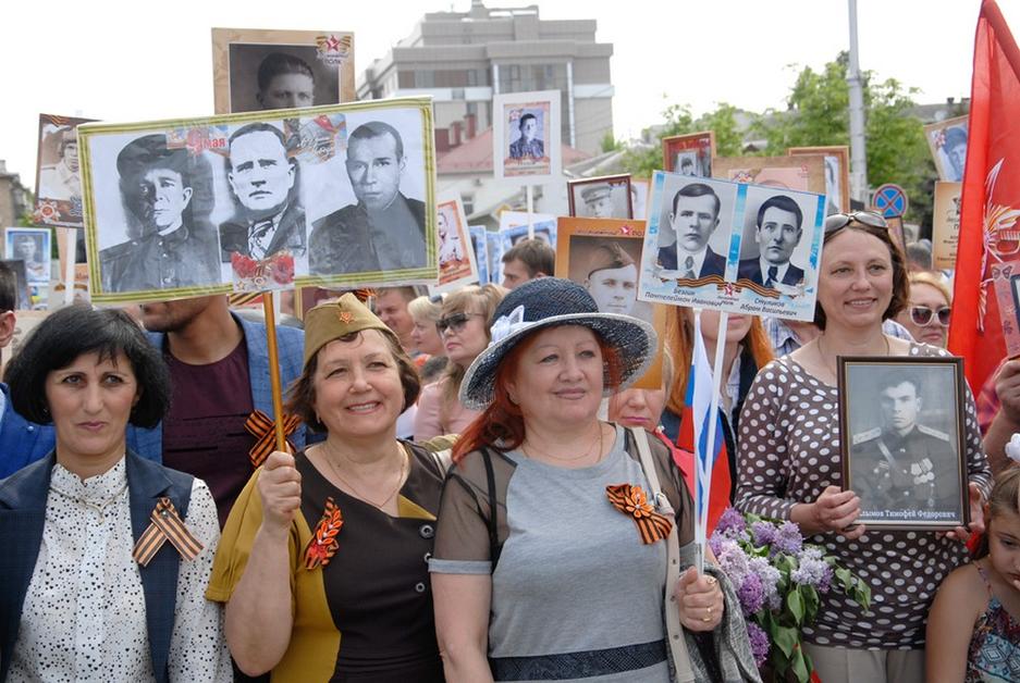 Кадры Дня Победы в Белгороде: парад и «Бессмертный полк» - Изображение 10