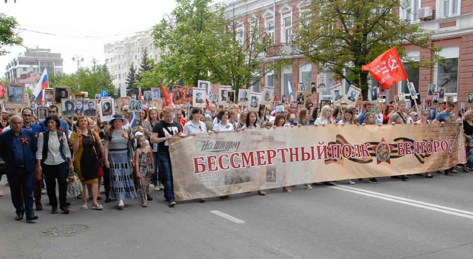 Кадры Дня Победы в Белгороде: парад и «Бессмертный полк» - Изображение 38