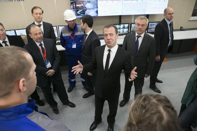 «Вода будет горячая». О чём говорил Медведев с работниками Стойленского ГОКа