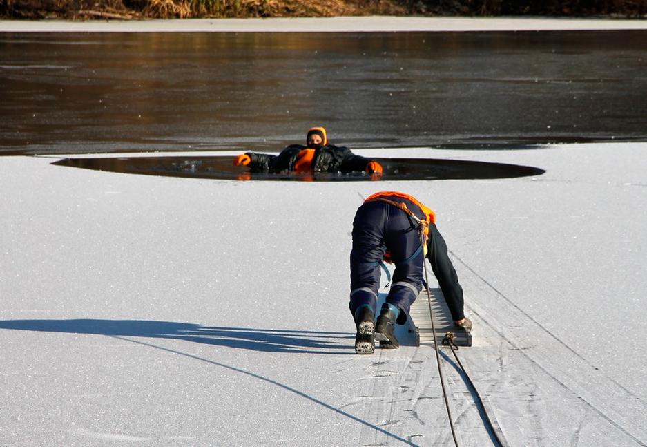 Белгородские спасатели провели учения на льду - Изображение 2